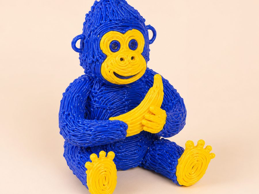 Un gorila azul con un plátano amarillo, creado con un bolígrafo 3D