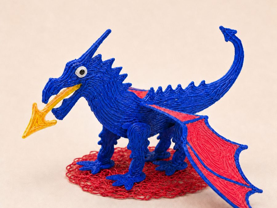 Un dragón azul con alas rojas creado con un bolígrafo 3D
